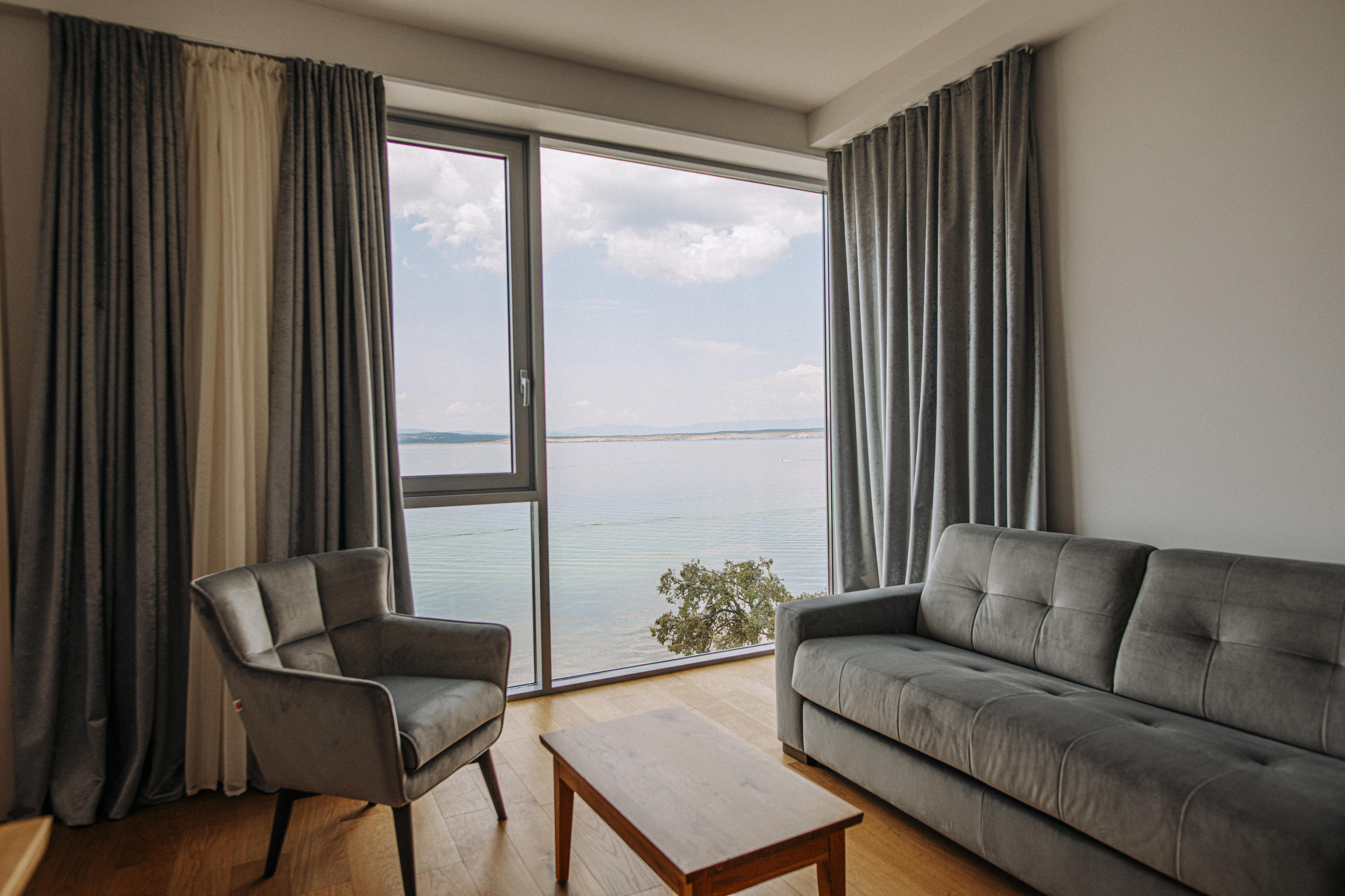 Hotel Miramare تْسْغيكفانِتْسا المظهر الخارجي الصورة A living room with curtains