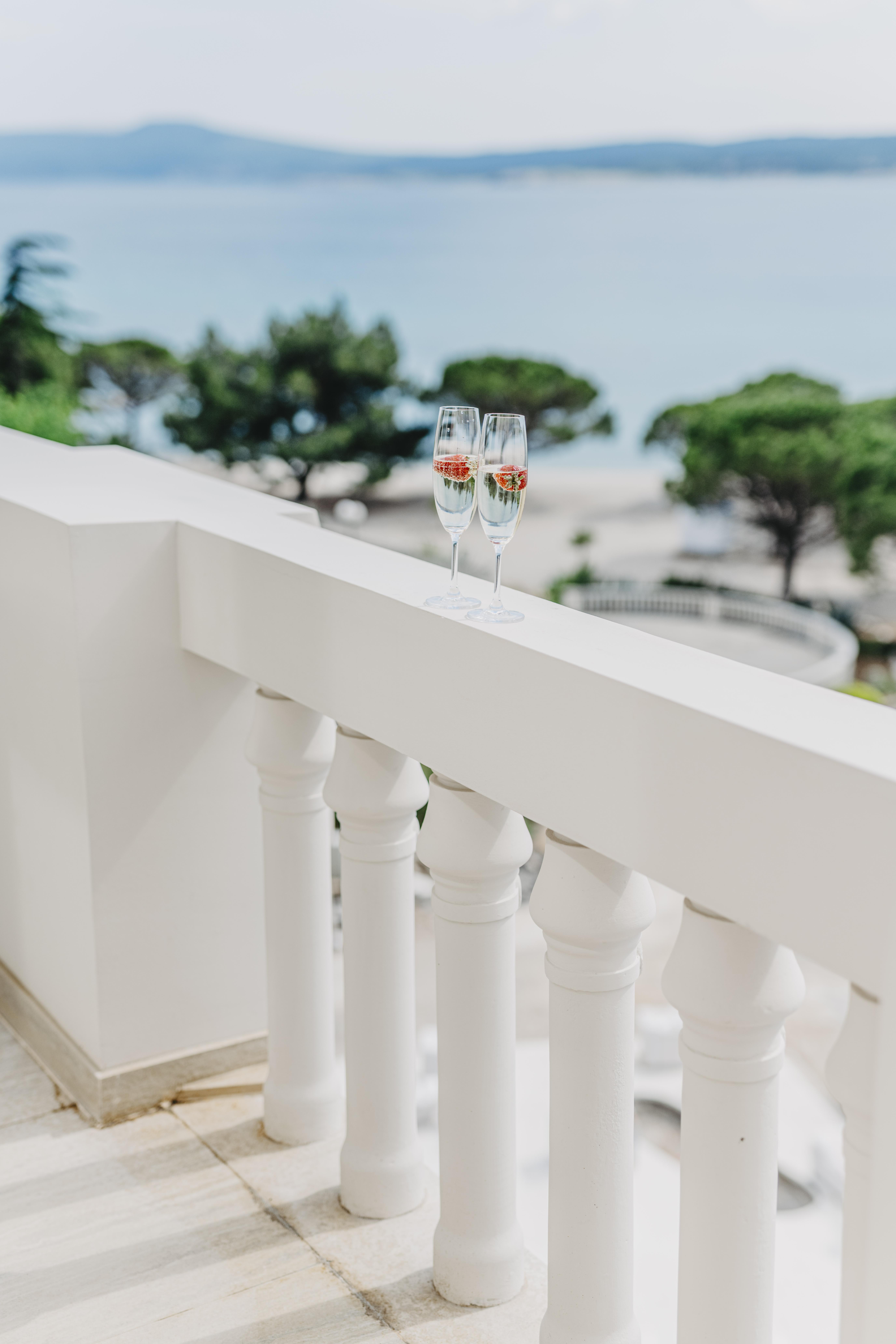 Hotel Miramare تْسْغيكفانِتْسا المظهر الخارجي الصورة A glass of champagne