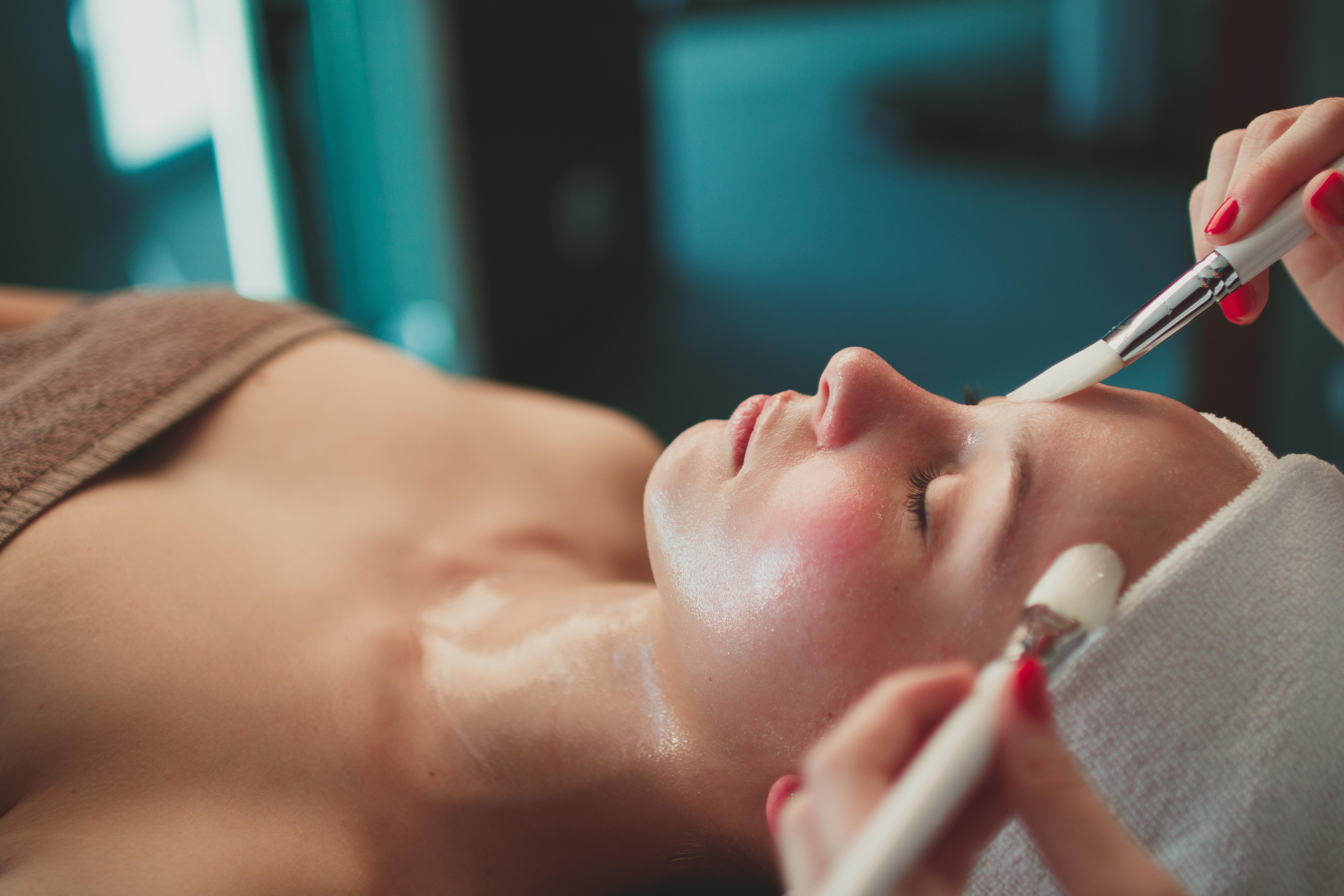 Hotel Miramare تْسْغيكفانِتْسا المظهر الخارجي الصورة A woman receiving a facial