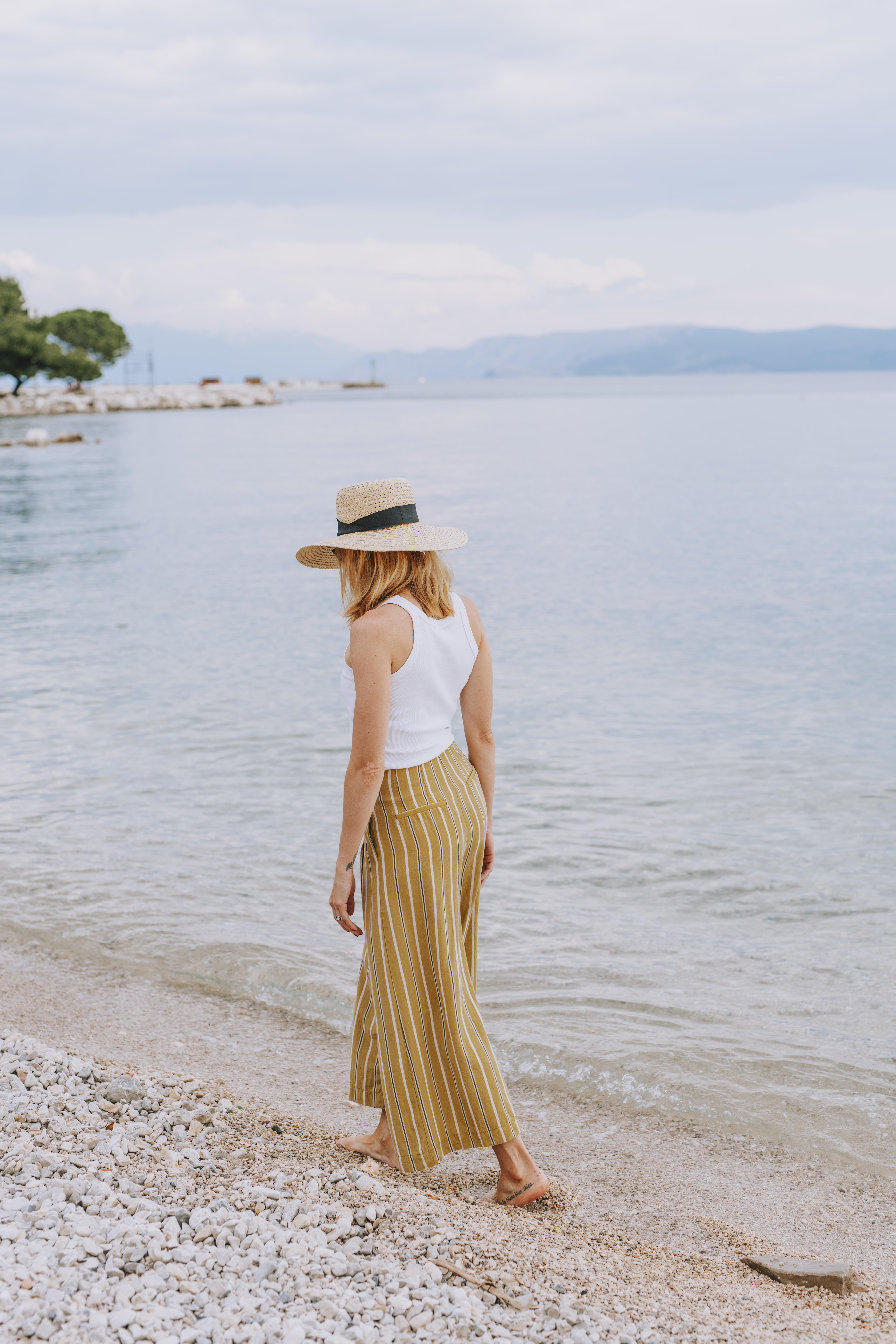 Hotel Miramare تْسْغيكفانِتْسا المظهر الخارجي الصورة A woman wearing a sun hat