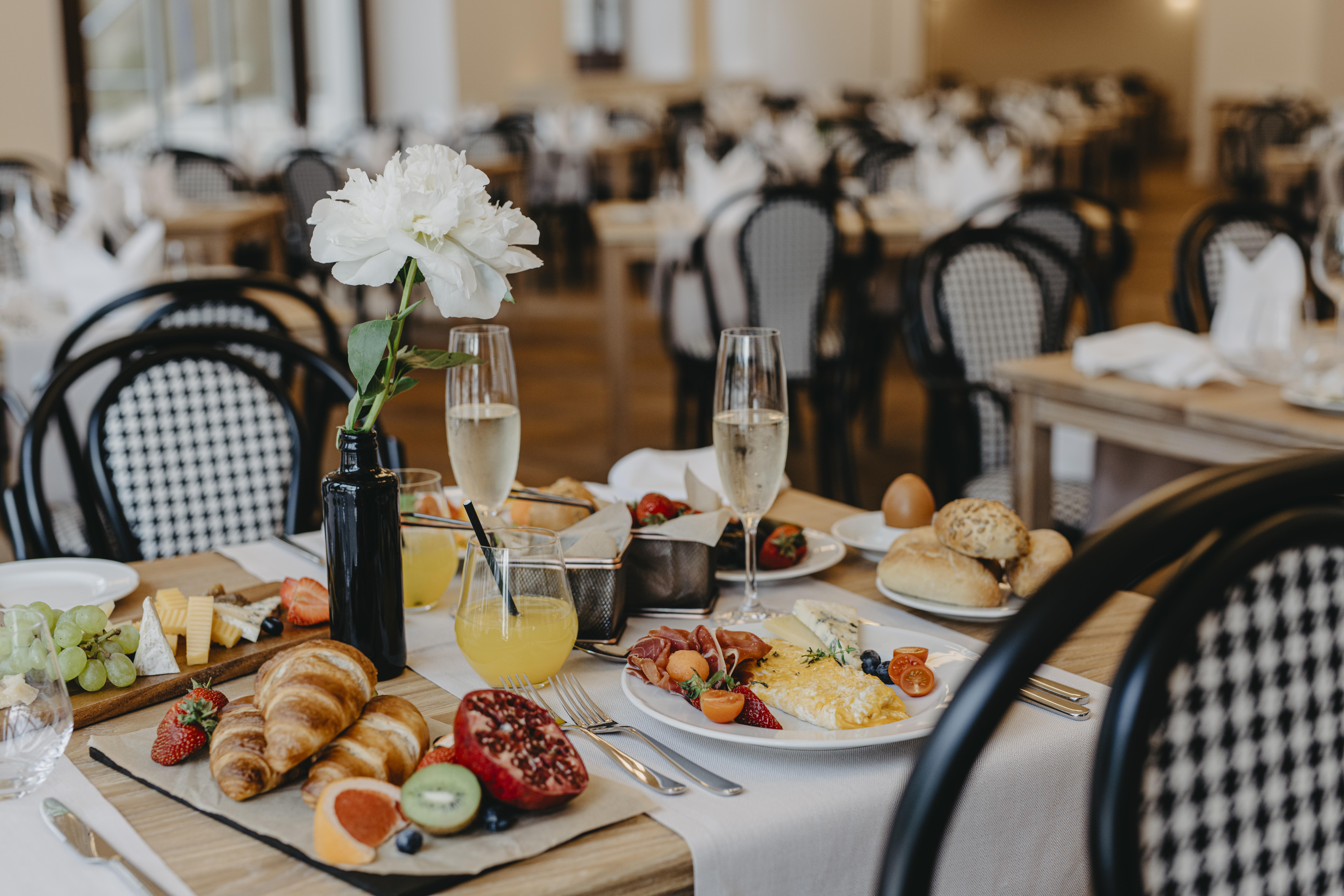Hotel Miramare تْسْغيكفانِتْسا المظهر الخارجي الصورة Breakfast at the Hotel