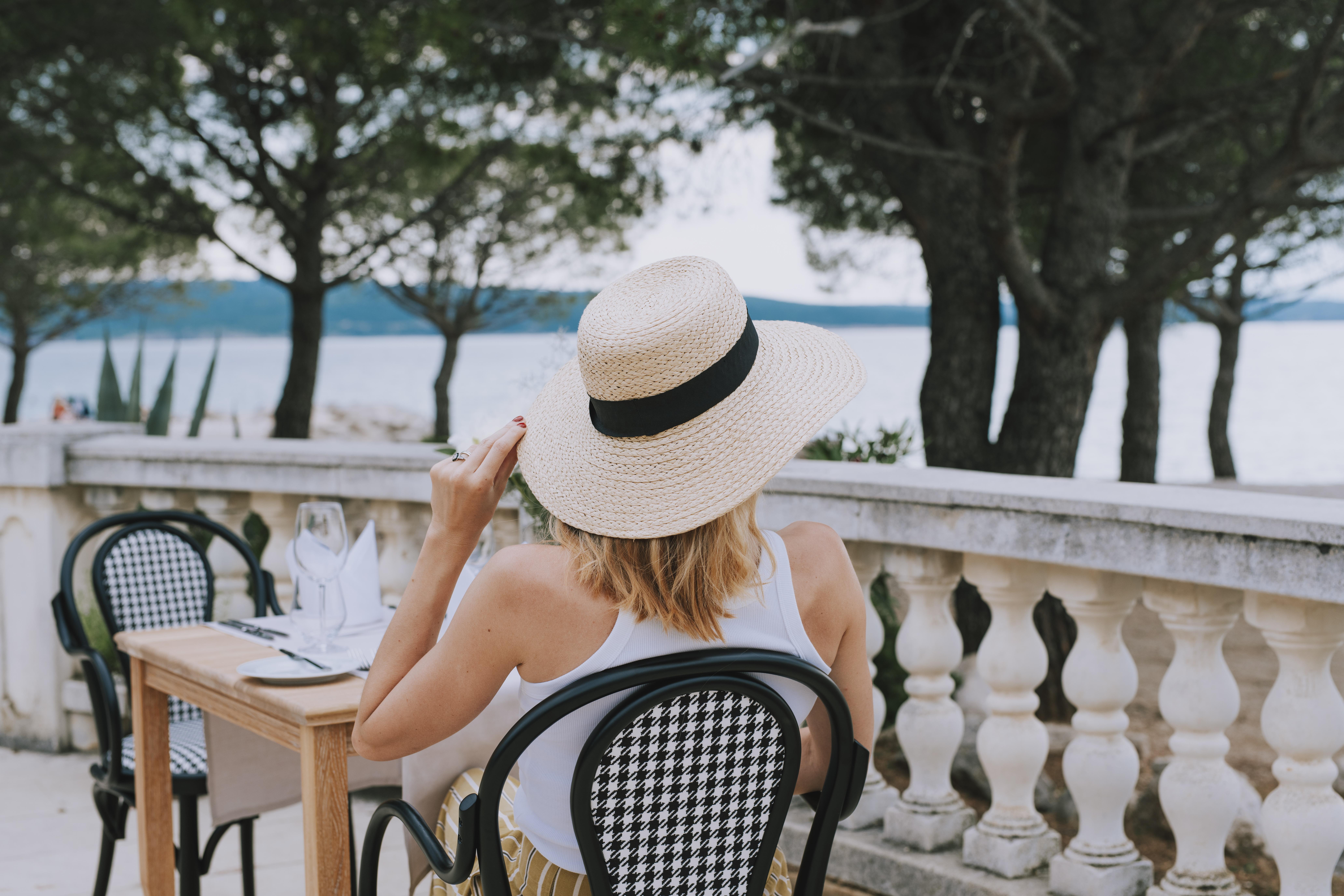 Hotel Miramare تْسْغيكفانِتْسا المظهر الخارجي الصورة A woman wearing a sun hat