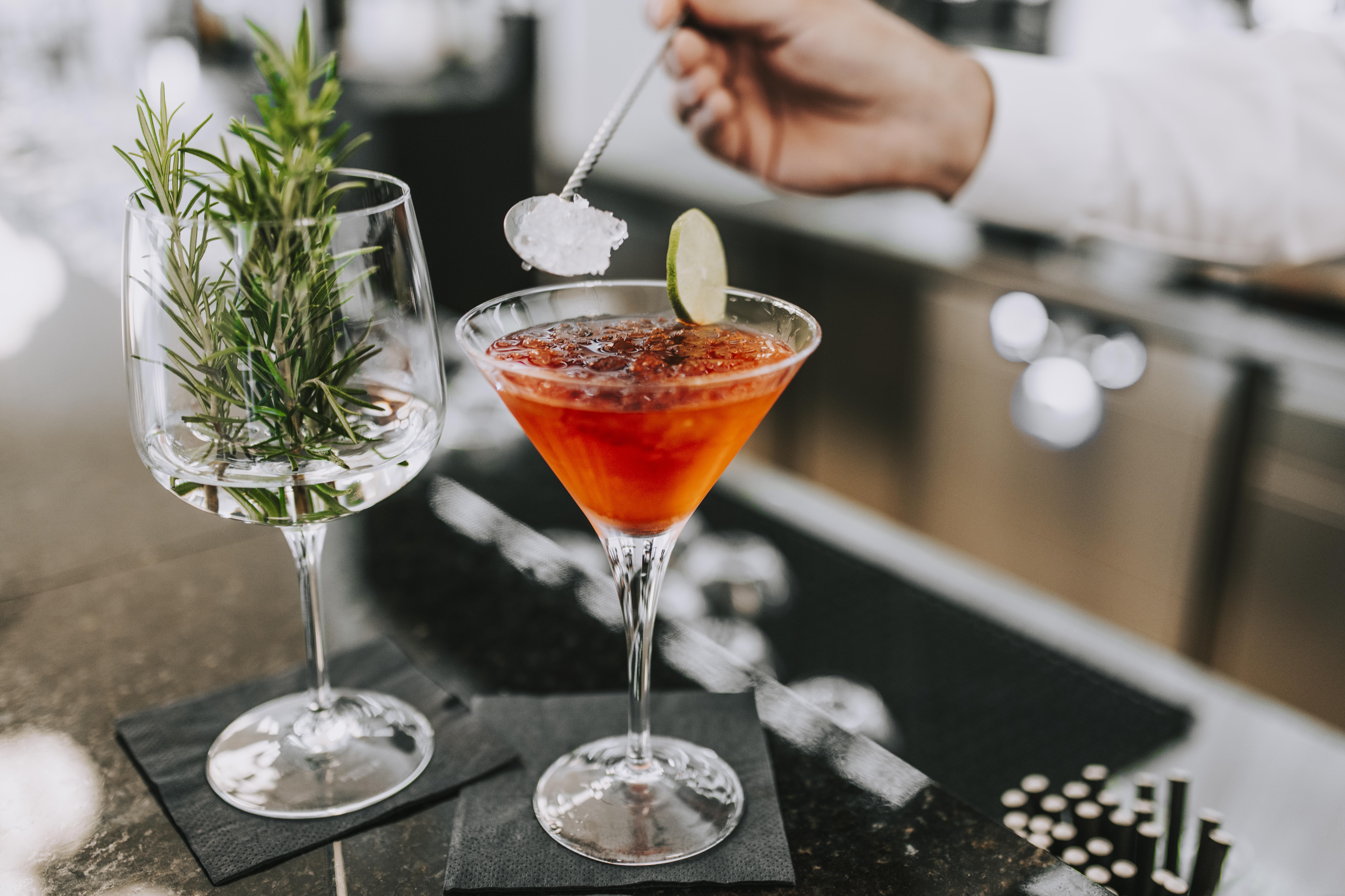 Hotel Miramare تْسْغيكفانِتْسا المظهر الخارجي الصورة A bartender adding a sugar cube to a cocktail