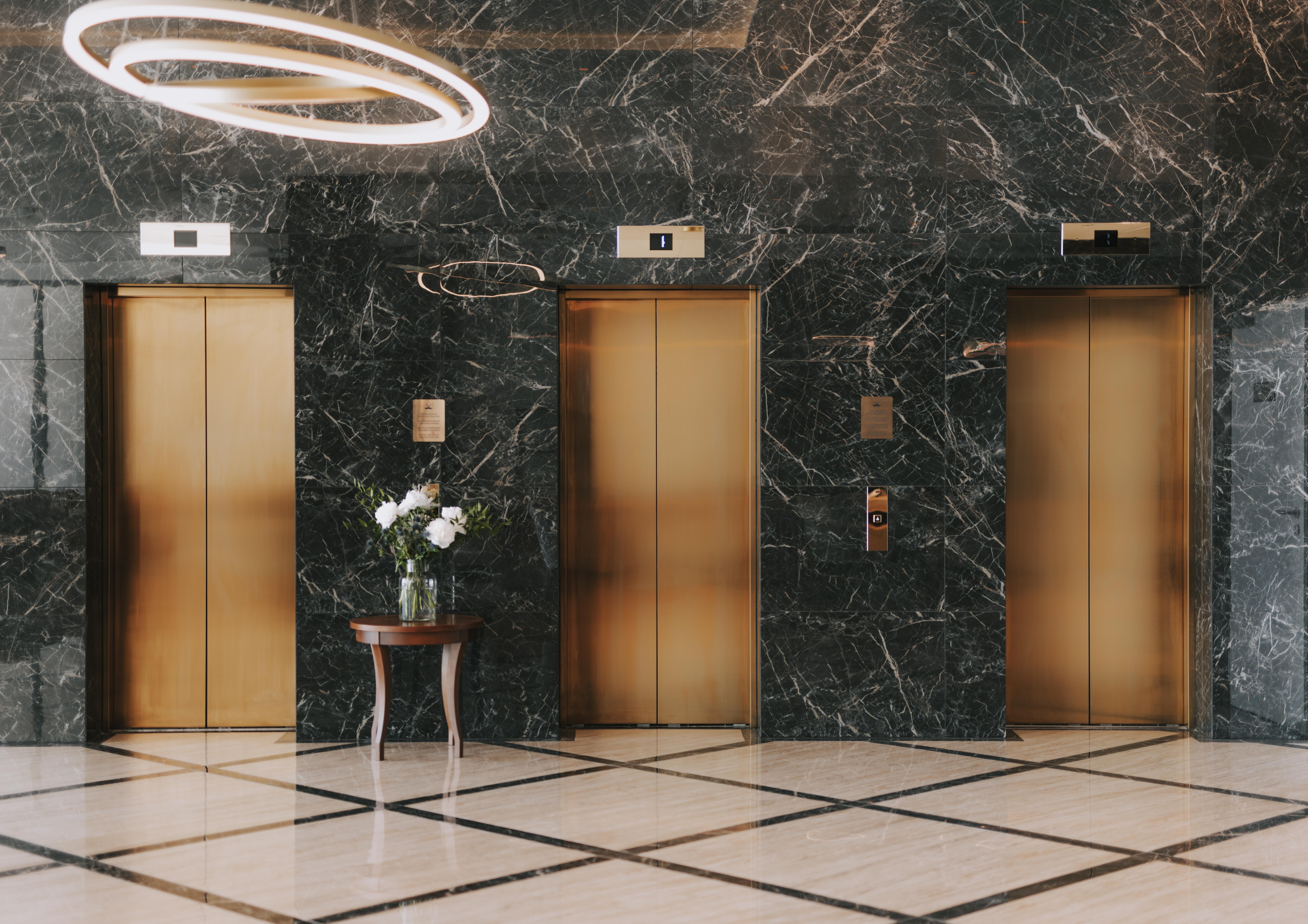 Hotel Miramare تْسْغيكفانِتْسا المظهر الخارجي الصورة Elevators in a hotel